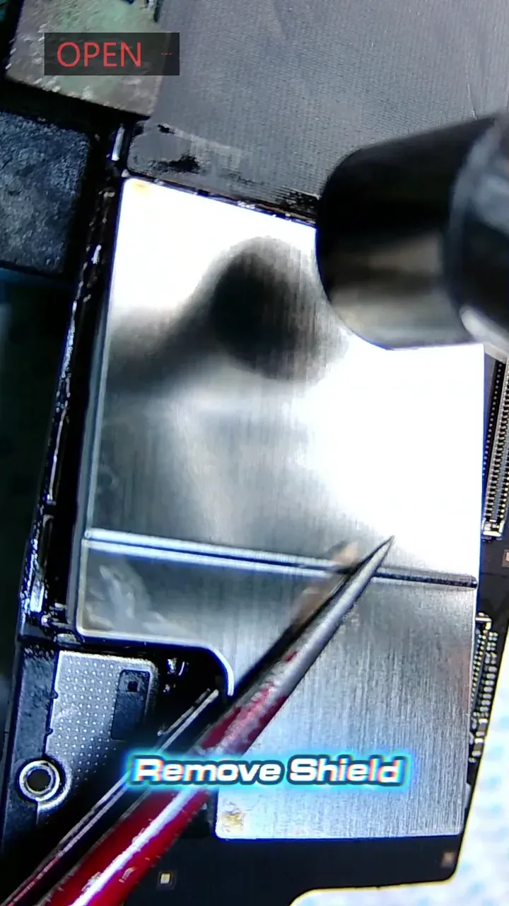 Probe testing the LCD connector during an iPad 10th generation no-image diagnosis